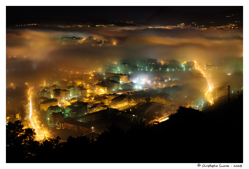 Paysage des Alpes la nuit - Nappes de brouillard sur Annecy